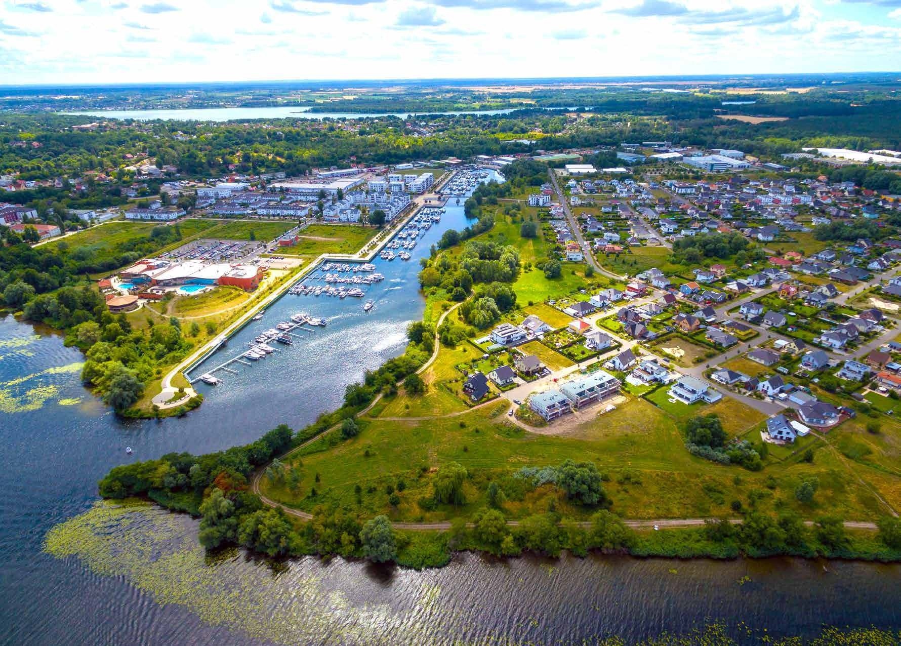Luftaufnahme Havelauen mit Hafen und Therme