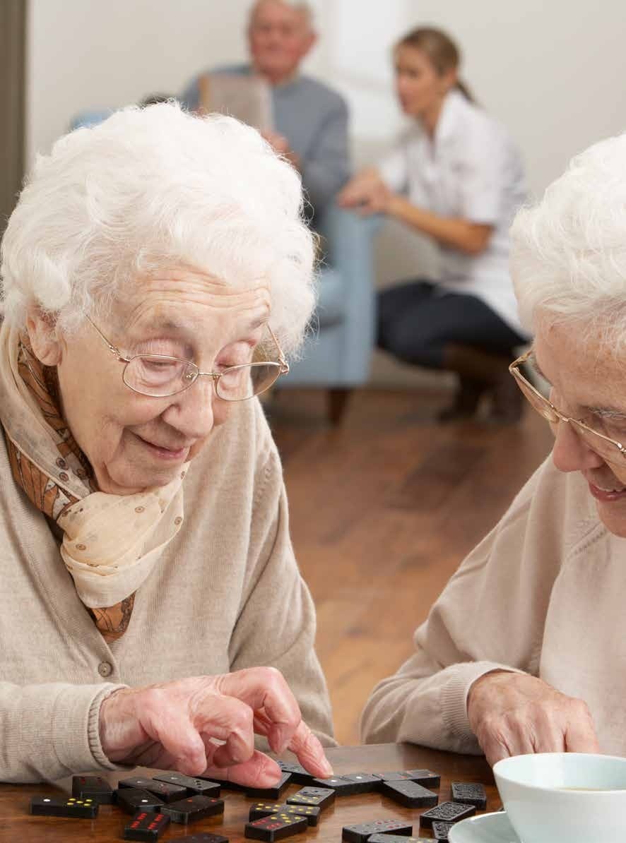 Bewohnerinnen spielen gemeinsam Domino
